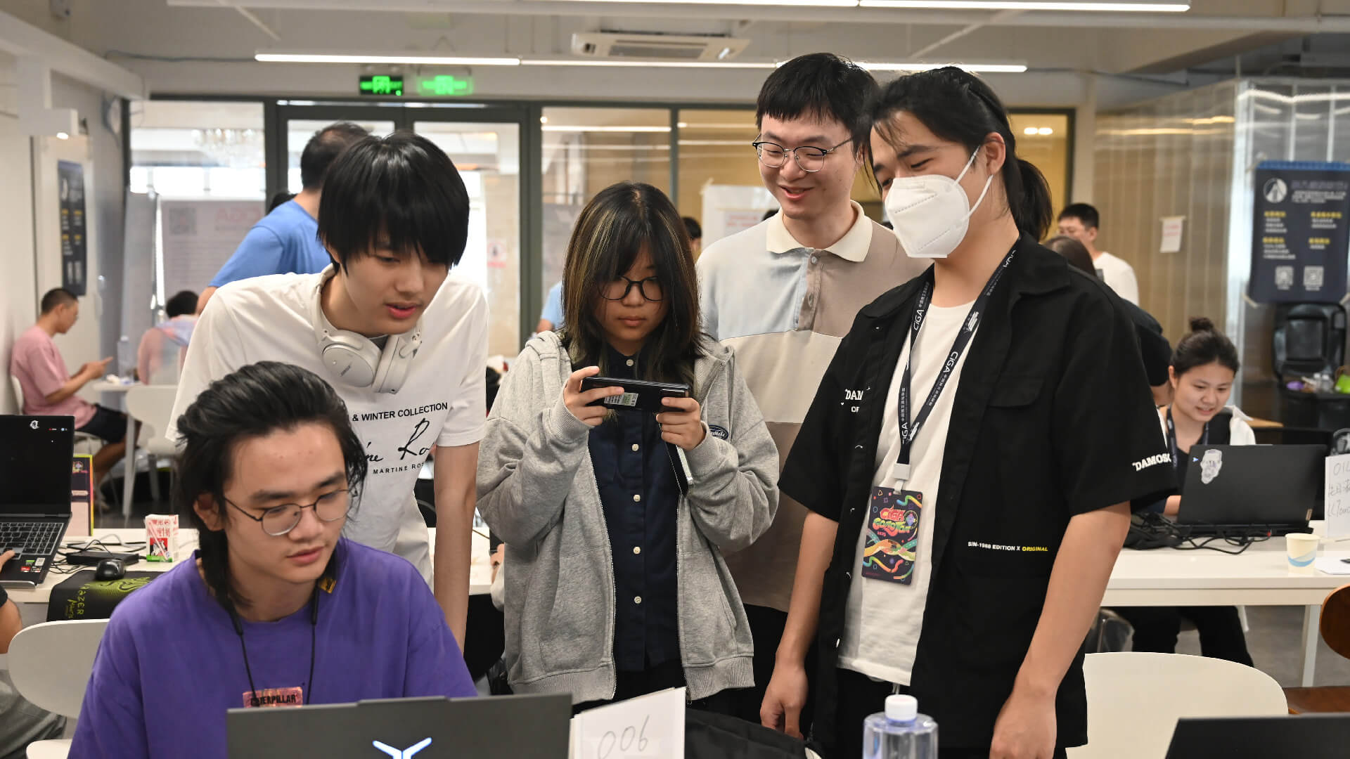 A team of high school students and college freshmen are working on a game named “Touch & Stick” during the GameJam event hosted in ChillyRoom’s office